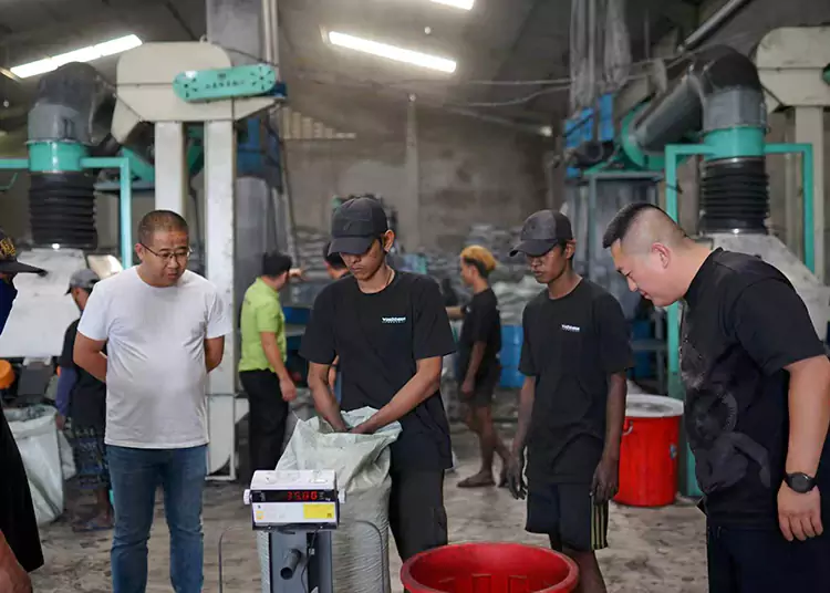 ການ​ຢ້ຽມ​ຢາມ​ໂຮງ​ງານ​ຢ່າງ​ເລິກ​ເຊິ່ງ​ຂອງ​ລູກ​ຄ້າ​ອິນ​ໂດ​ເນ​ເຊຍ​ສຳ​ລັບ​ກາ​ບອນ​ກະ​ຕຸ້ນ​ກາບ​ໝາກ​ພ້າວ: ການ​ເປັນ​ສັກ​ຂີ​ພິ​ຍານ​ຄວາມ​ເຂັ້ມ​ແຂງ​ການ​ຜະ​ລິດ ແລະ​ຄວາມ​ຈິງ​ໃຈ​ຂອງ​ການ​ຮ່ວມ​ມື.